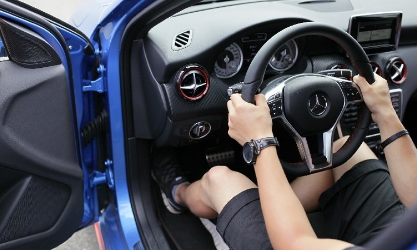 Tại sao lại xuất hiện tình trạng vô lăng ô tô không tự động trả lái