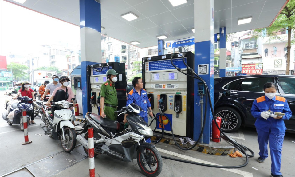 Bất cập quản lý xăng dầu: Doanh nghiệp than kiệt quệ vì nhiều bộ ngành cùng quản