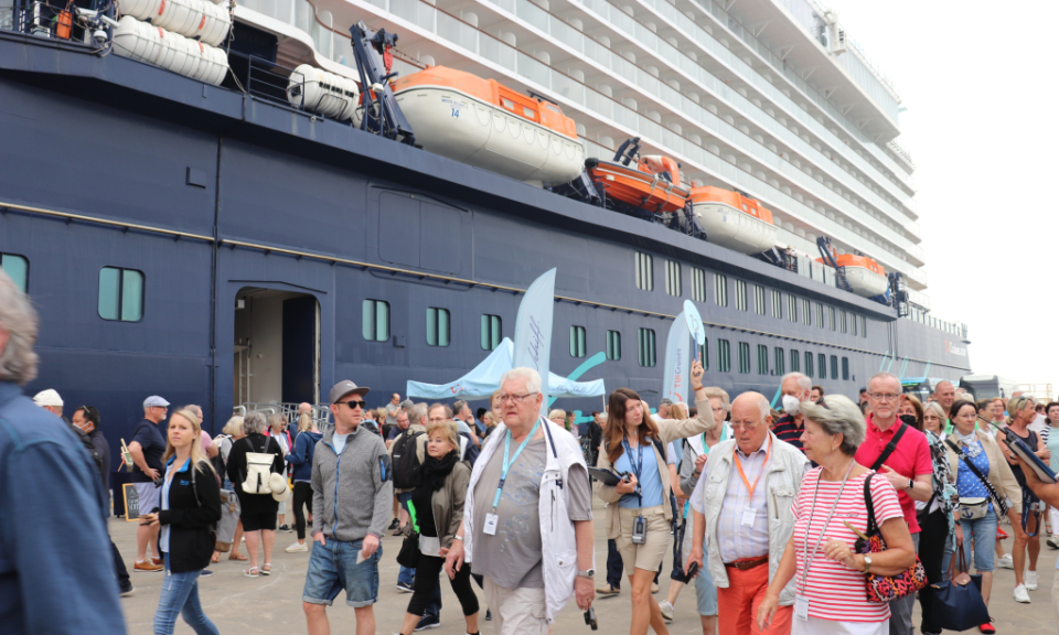 Cruise ship brings nearly 2,000 European visitors to Ha Long