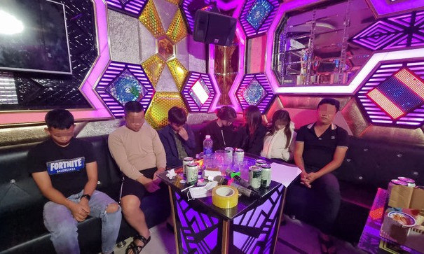 Góp tiền mua ma tuý, thuê phòng karaoke để 'bay lắc'