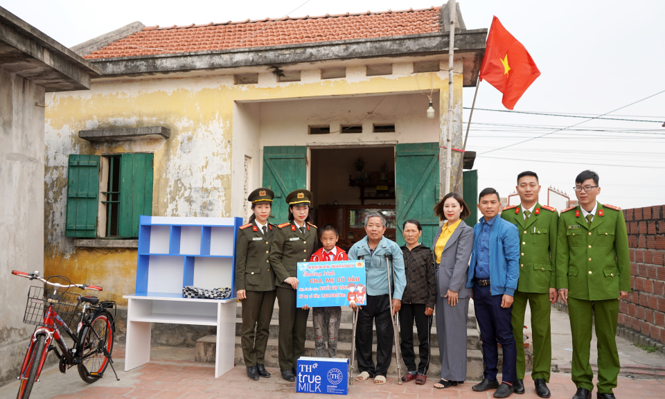 Hội phụ nữ Công an tỉnh nhận đỡ đầu trẻ em có hoàn cảnh khó khăn