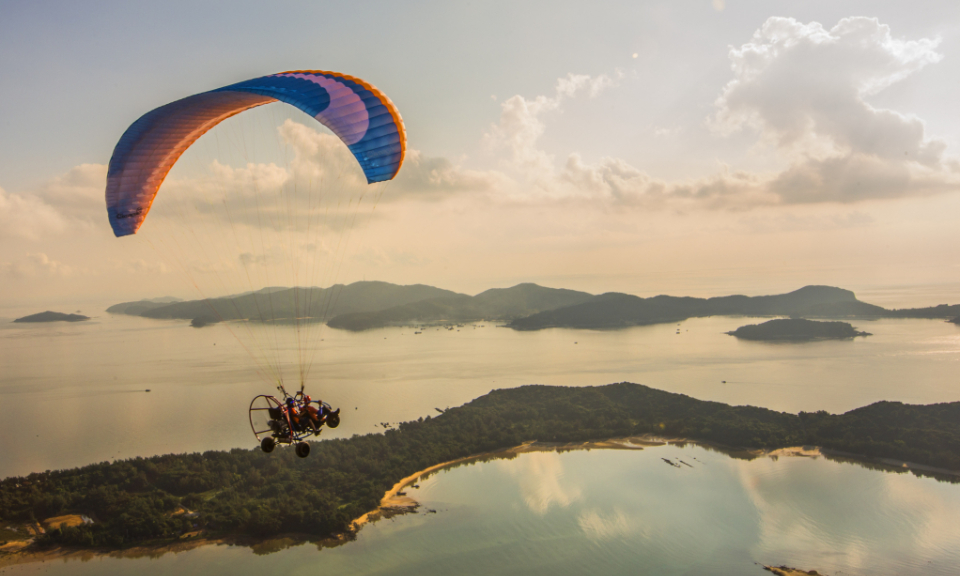 Quang Ninh through the eyes of paragliders