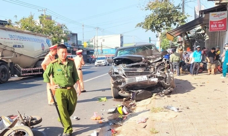 Xe bán tải tông trực diện xe máy, 3 người thương vong ở Lâm Đồng
