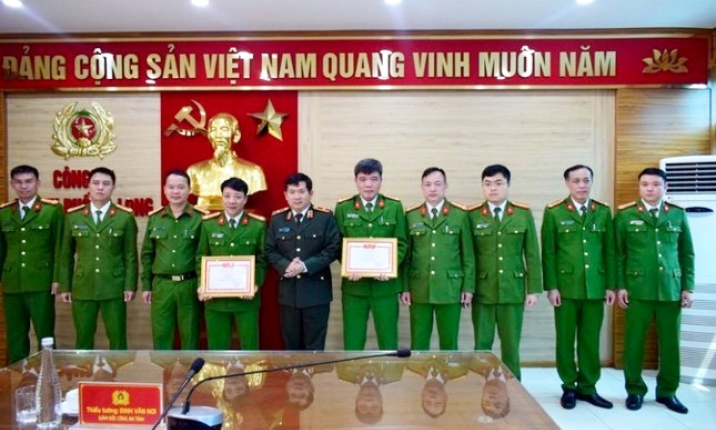 Giám đốc Công an tỉnh khen thưởng các tập thể phá án nhanh vụ huỷ hoại tài sản