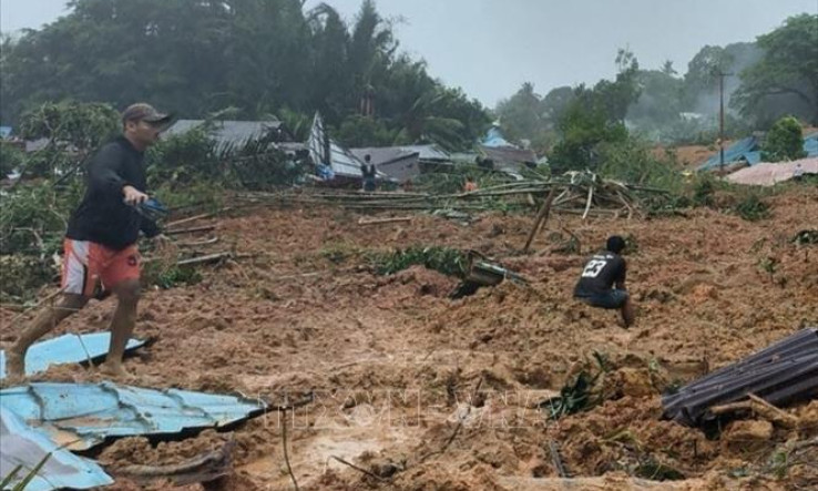 Indonesia tìm kiếm hàng chục người mất tích trong vụ lở đất
