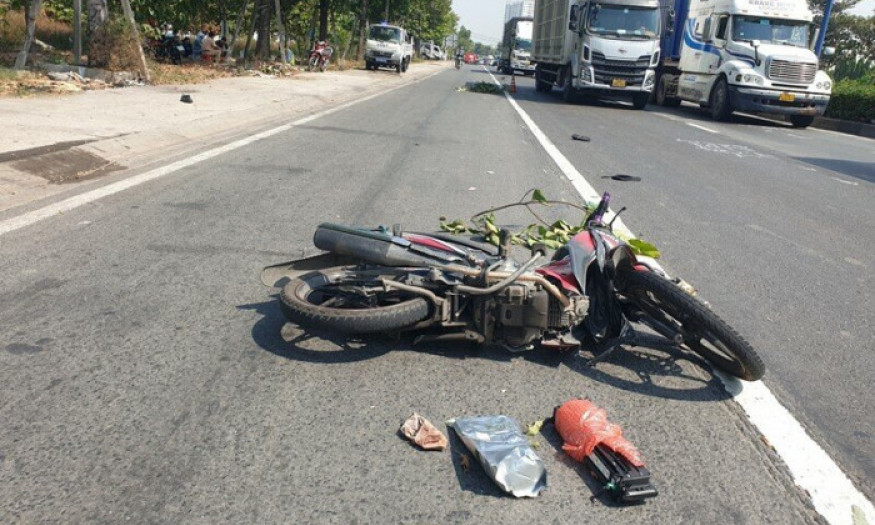 Sau cú ngã xe máy trượt dài 10m, nam thanh niên tử vong