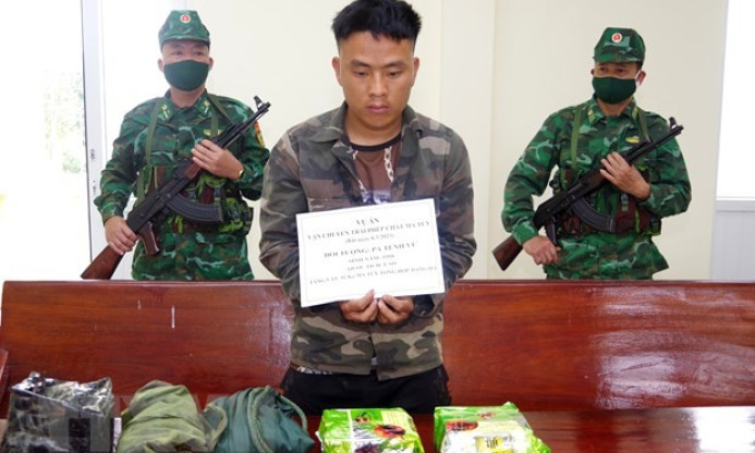 Bắt đối tượng người nước ngoài vận chuyển 2kg ma tuý vào Việt Nam