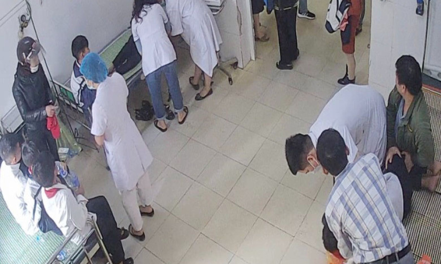 Ăn quả rụng ở sân trường, 11 học sinh lớp 6 phải đi cấp cứu