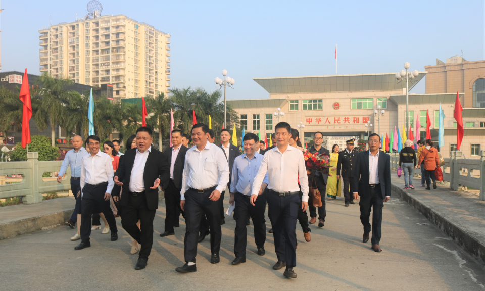 中国广西东兴市代表团对芒街市进行考察