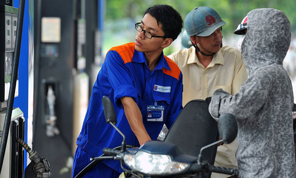 Đứt đà giảm, giá xăng ngày mai có thể tăng