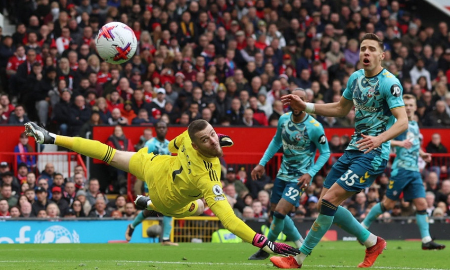 Casemiro nhận thẻ đỏ, MU chia điểm với đội bét bảng