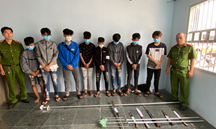 Ngăn chặn nhóm “trẻ trâu” mang hung khí hẹn nhau hỗn chiến