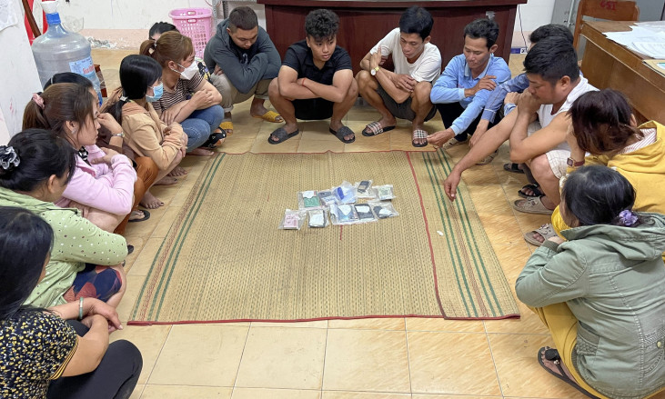 Nhóm nam nữ sát phạt trên chiếu bạc lúc đêm khuya