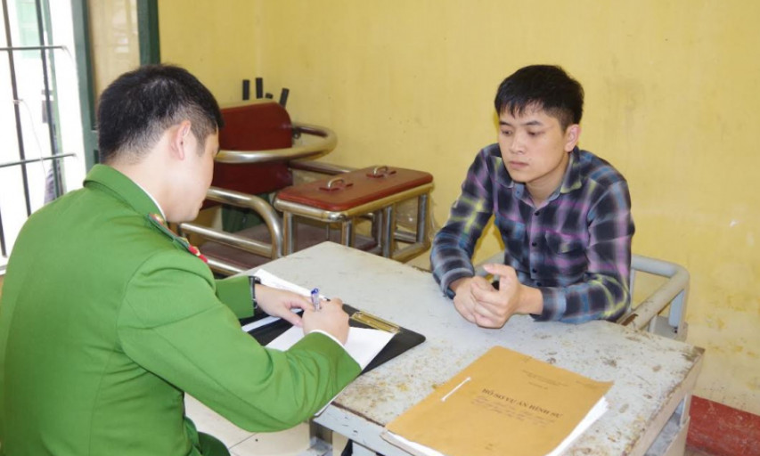 Bắt giam tài xế vượt đèn đỏ, bỏ chạy và chống trả Công an