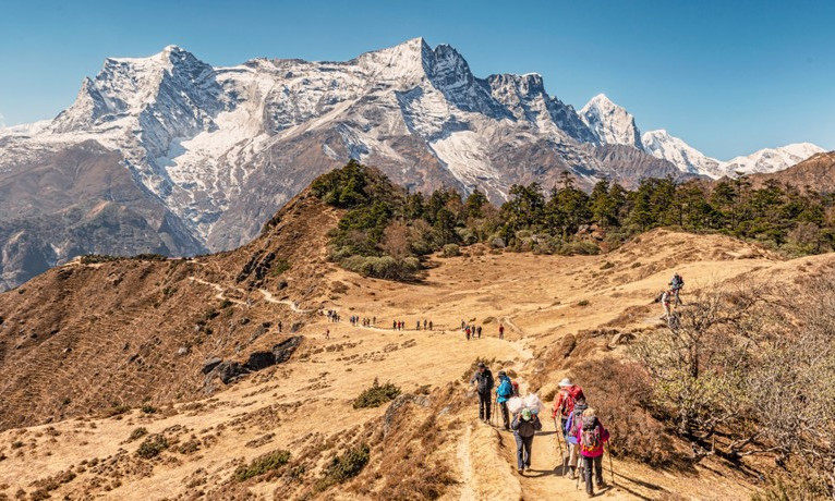Nepal cấm hoạt động du lịch đi bộ đường dài tự túc