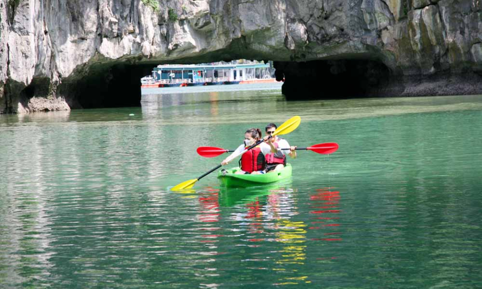 Kayaking in Ha Long Bay: A leisurely way to discover the heritage