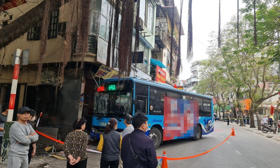 Xe buýt mất lái, đâm vào quán ăn khiến 3 người bị thương