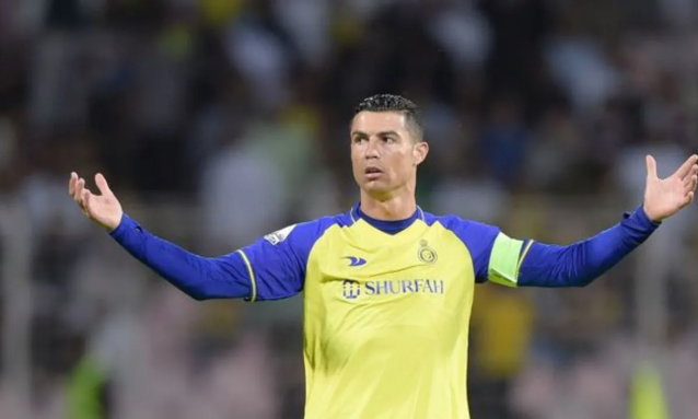 Ronaldo lần đầu nhận thẻ vàng ở Al Nassr