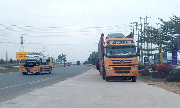 Hai tỉnh bất nhất, đấu nối trái phép “băm nát” QL1A