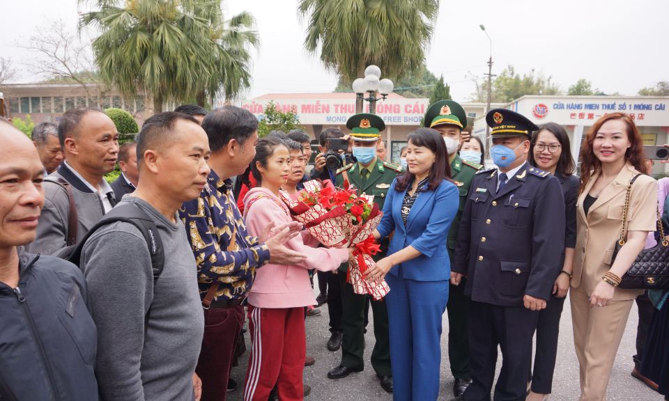 Đoàn khách du lịch Trung Quốc đầu tiên qua cửa khẩu Quốc tế Móng Cái