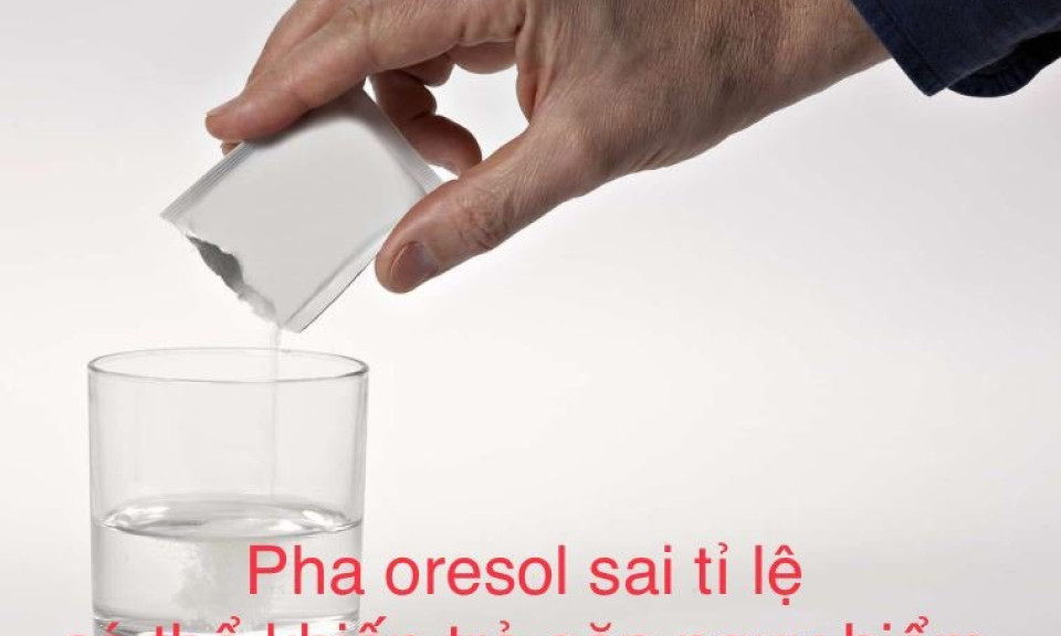 Bé trai 15 tháng tử vong do uống oresol bù nước pha sai tỉ lệ