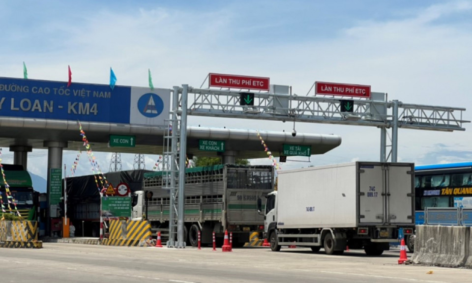 Một loạt tài xế xe container dùng bằng lái xe giả “vượt cao tốc”