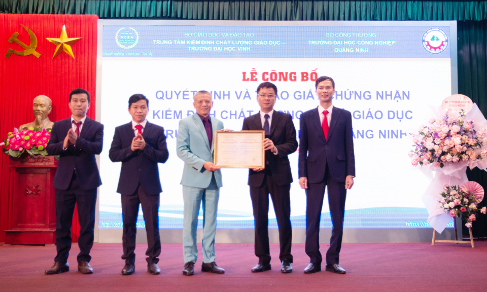 Trường Đại học Công nghiệp Quảng Ninh đón nhận chứng nhận kiểm định chất lượng cơ sở giáo dục