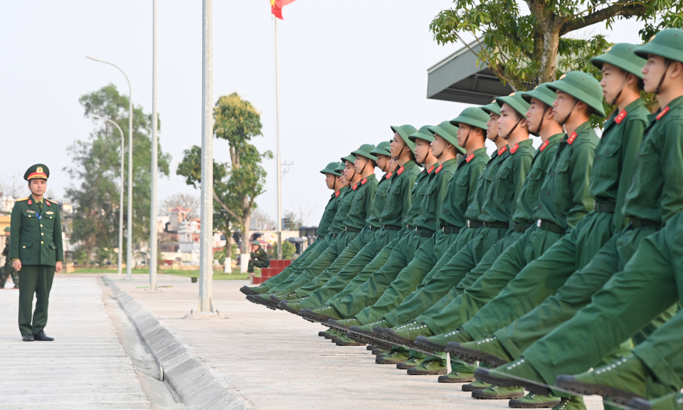 Chiến sĩ mới “vượt nắng thắng mưa" say sưa luyện rèn 