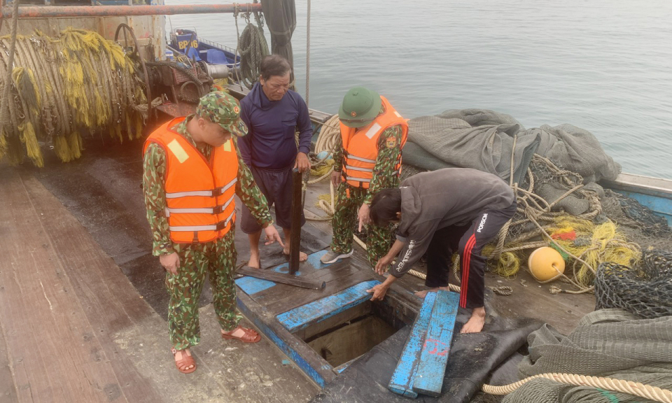 Đồn Biên phòng Đảo Trần: Bắt giữ 4 phương tiện khai thác thuỷ sản trái phép