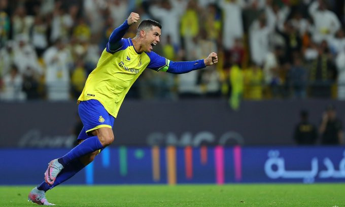 Ronaldo sút phạt 30 m ghi bàn cứu Al Nassr