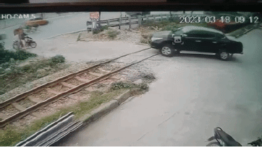 Hà Nội: Xe bán tải qua đường bất cẩn bị tàu hỏa húc văng