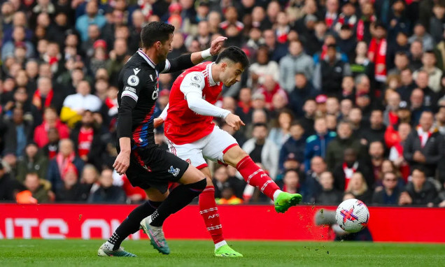 Arsenal tạo cách biệt tám điểm với Man City