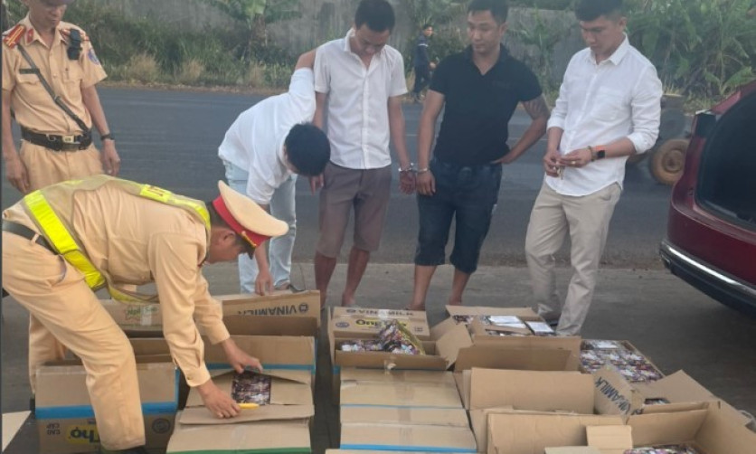 Ô tô chở 27 thùng carton nghi là pháo hoa lậu