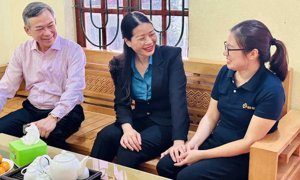 Tặng quà người lao động có hoàn cảnh khó khăn  nhân Ngày Quốc tế Hạnh phúc năm 2023