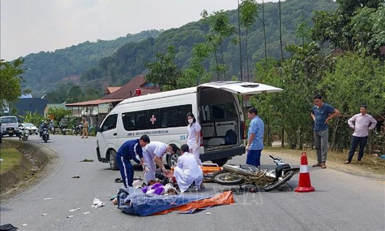 Ô tô va chạm xe máy trên Quốc lộ 279 khiến hai người thương vong
