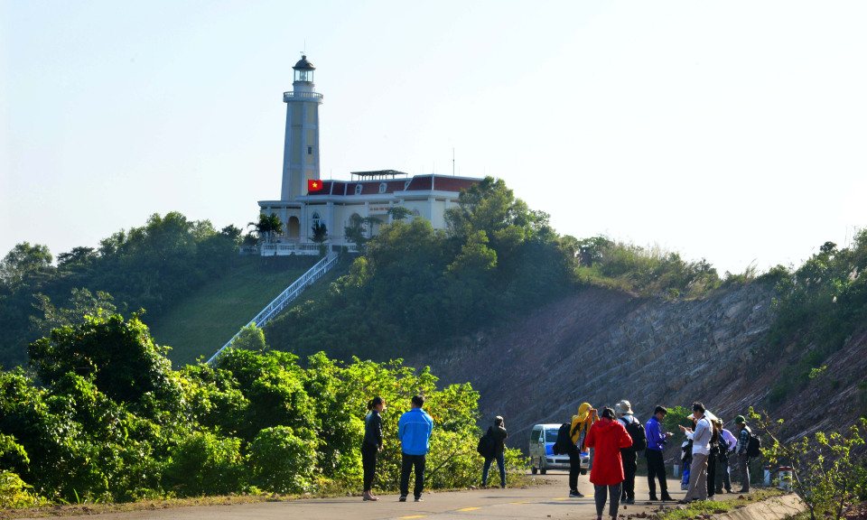 Vinh Thuc Lighthouse - "The eye of the sea"