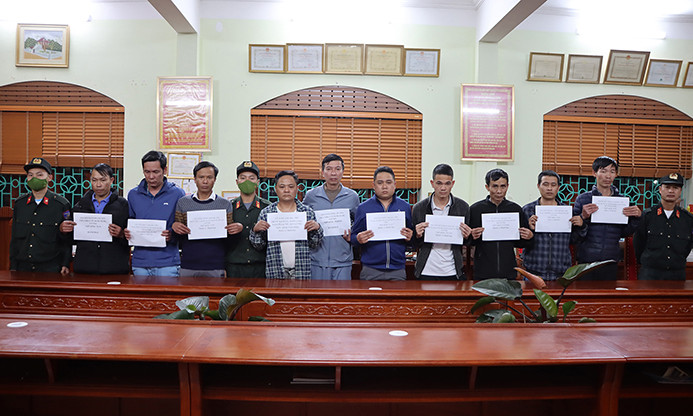 Chánh Thanh tra và Trưởng Ban quản lý rừng phòng hộ huyện bị bắt vì đánh bạc