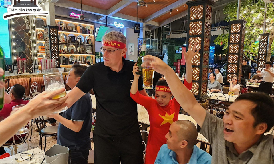 Báo Tây đúc kết 'bí kíp' uống bia thực thụ như người Việt