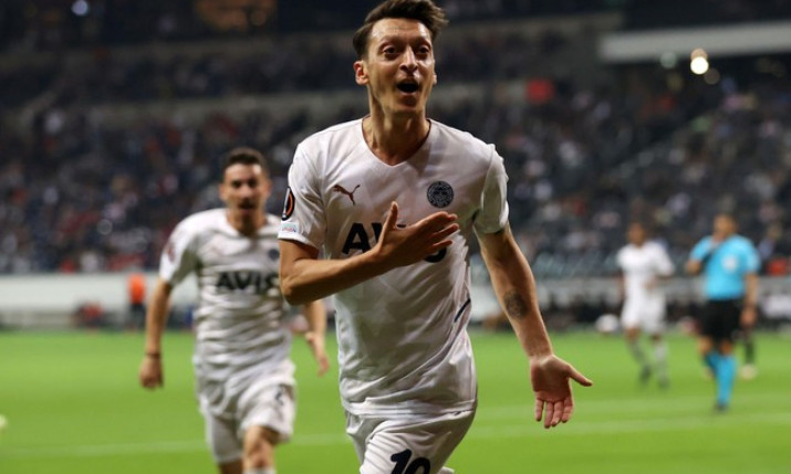 Mesut Ozil chính thức treo giày
