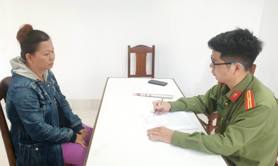 Con tham gia làm tiền giả, mẹ nhận tiền công