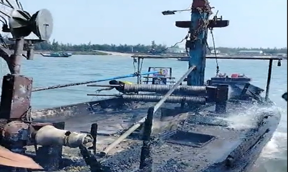 Tàu cá cháy trơ khung khi đang neo đậu trên biển Hà Tĩnh