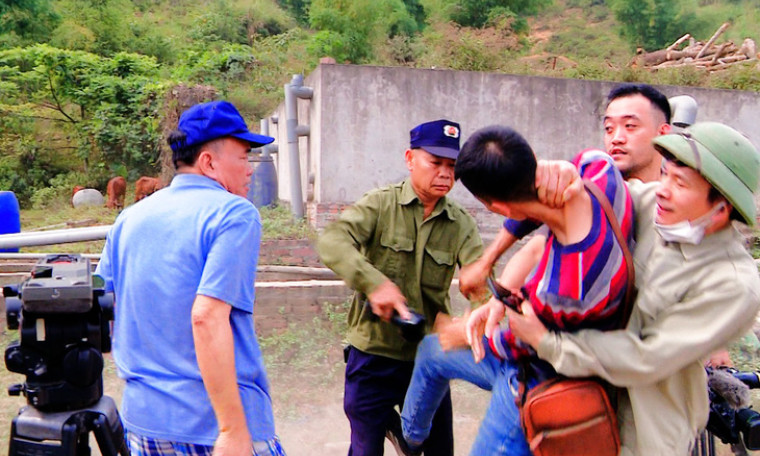 Nhóm phóng viên bị hành hung khi ghi hình nhà máy nghi gây ô nhiễm