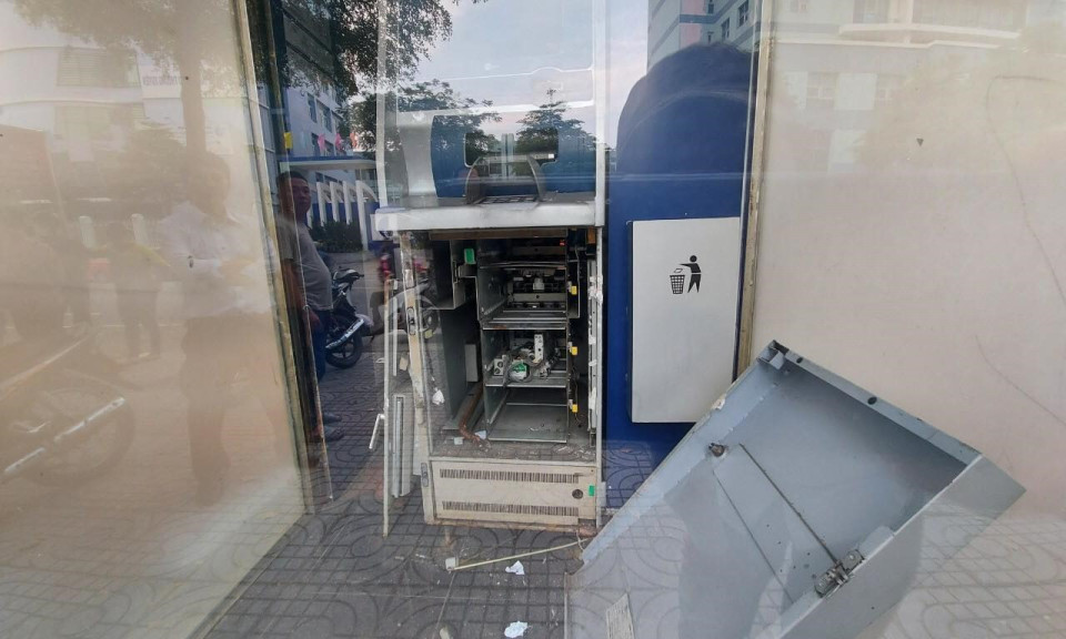 Kẻ gian đập phá trụ ATM ngân hàng trộm tiền giữa phố