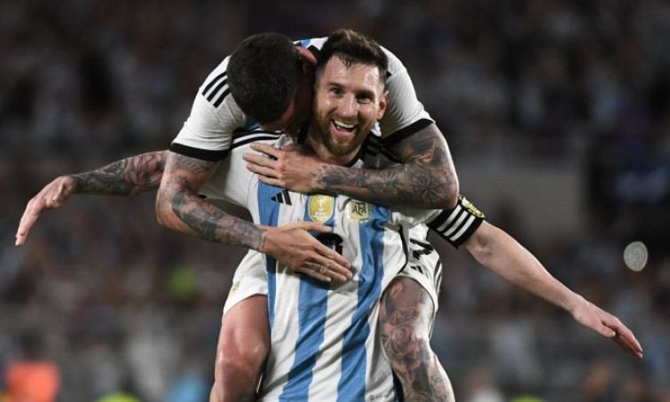 Messi sút phạt ghi bàn cho Argentina