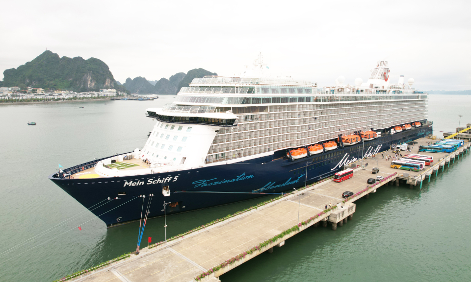 Tàu biển cao cấp Mein Schiff 5 đưa hơn 2.000 khách đến Hạ Long