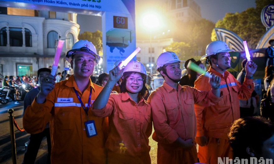 In Pictures: Hanoi turns off the lights, turns on the “green” future for the Earth