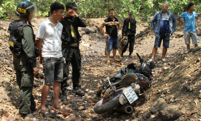 Truy bắt 2 tên trộm có nhiều “đồ chơi” đi gây án