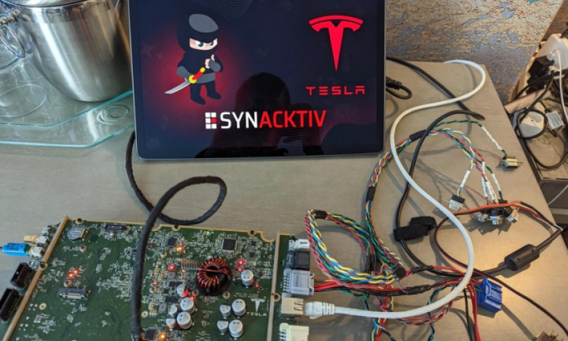 Hacker kiếm trăm nghìn USD vì hack xe Tesla
