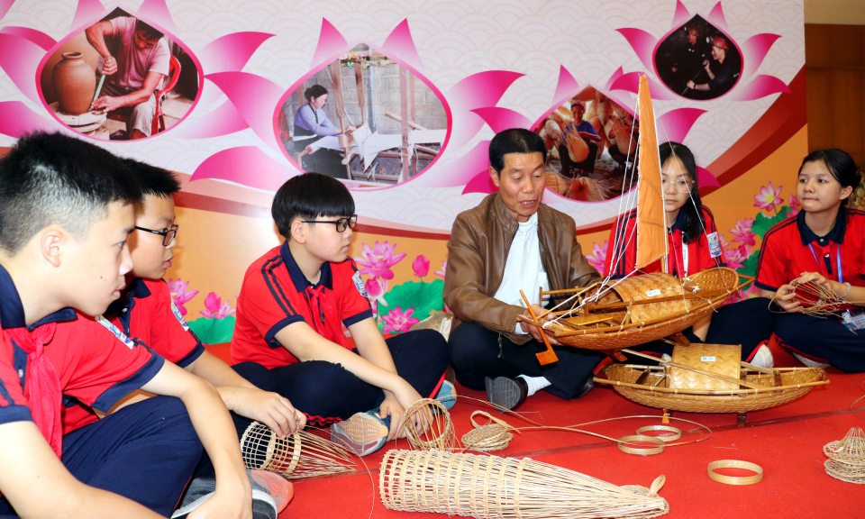 Trải nghiệm, hướng nghiệp nghề truyền thống cho hơn 400 học sinh tại Bảo tàng Quảng Ninh 