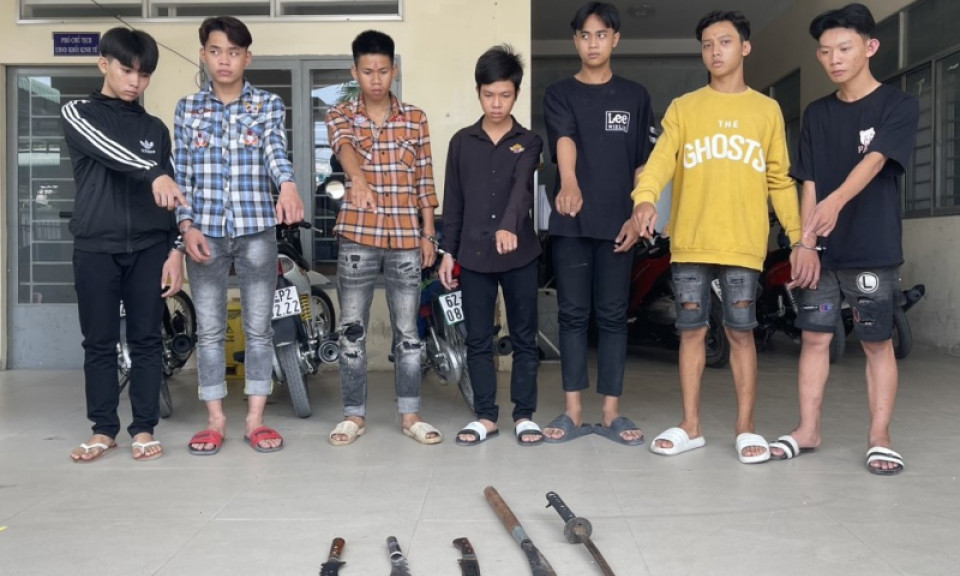 Vác dao đập phá hội chợ đòi tiền bảo kê